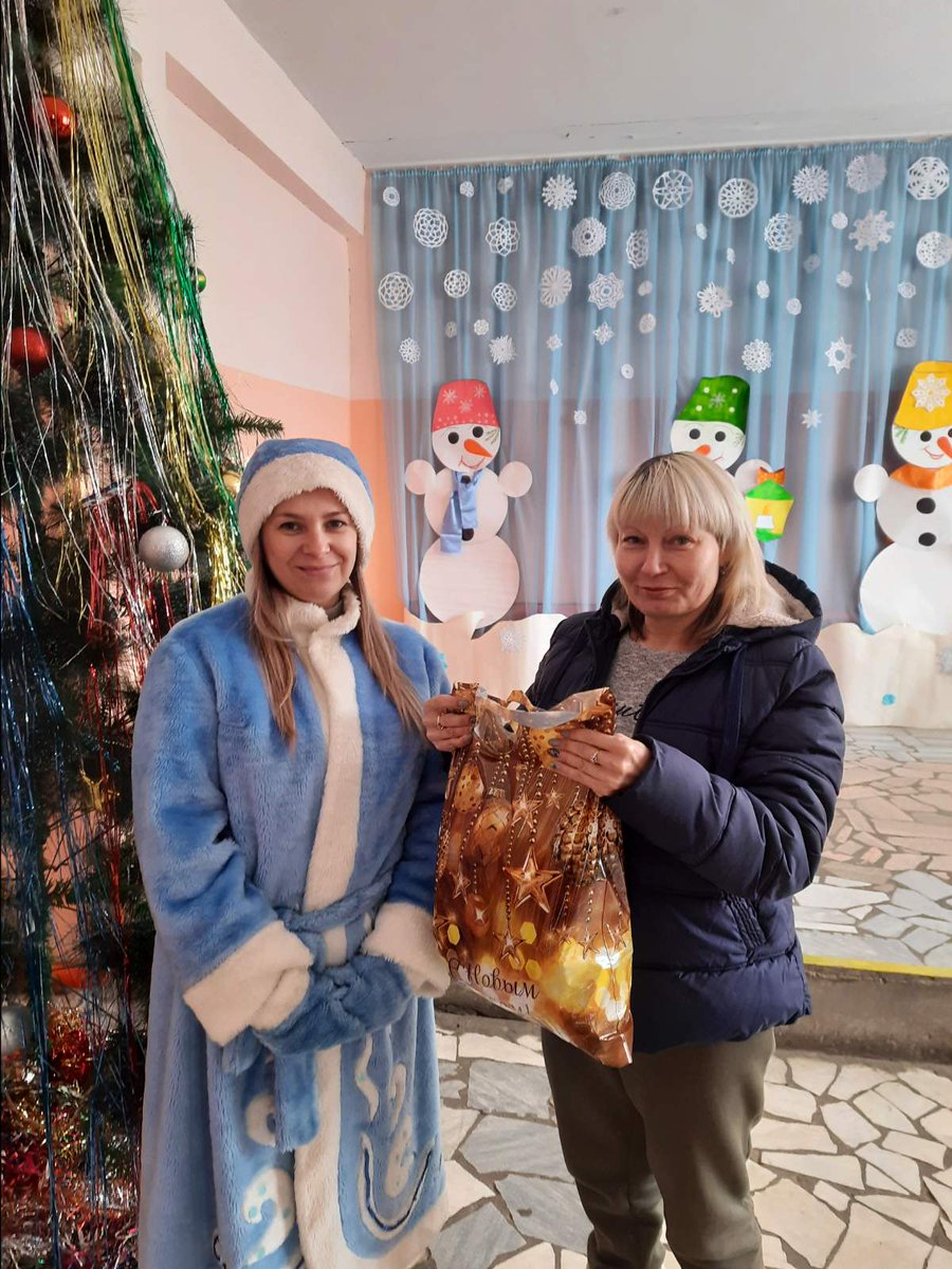 Дед Мороз и Снегурочка с куратором поселения от Администрации Волжского района- Д.Д.Безруковым поздравили с наступающим Новым годом активных участников общественной жизни нашего поселения.  В праздничной обстановке были вручены новогодние подарки.
#Волжскийрайон #ДубовыйУмет