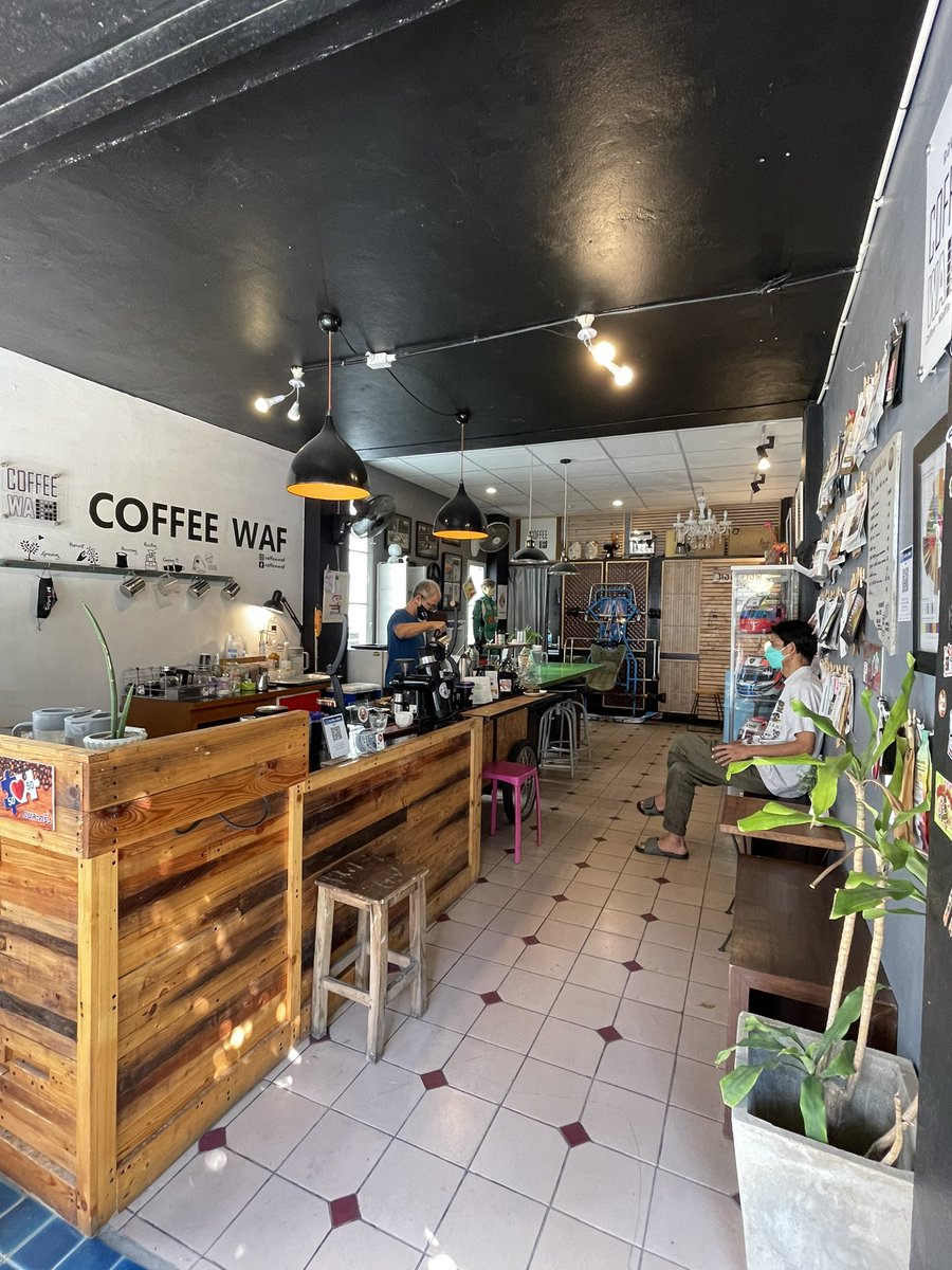 PerngJaii's tweet image. วันนี้ลองชิมเมล็ดกาแฟ premium ของ #ดอยช้าง โรงคั่ว #Bluekoff เป็นคั่วกลาง #DoubleProcess อร่อยแบบเข้มข้น หอมขมหวานเปรี้ยวสับปะรดมาหมดครับ ฝีมือใช้เครื่อง #Flair ของคุณวุฒิ ทำให้กาแฟออกมาดีจริงๆ 👍 @reviewchiangmai @aroii 📍Coffee WAF