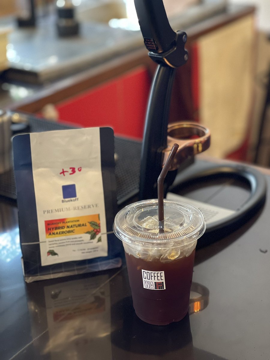 PerngJaii's tweet image. วันนี้ลองชิมเมล็ดกาแฟ premium ของ #ดอยช้าง โรงคั่ว #Bluekoff เป็นคั่วกลาง #DoubleProcess อร่อยแบบเข้มข้น หอมขมหวานเปรี้ยวสับปะรดมาหมดครับ ฝีมือใช้เครื่อง #Flair ของคุณวุฒิ ทำให้กาแฟออกมาดีจริงๆ 👍 @reviewchiangmai @aroii 📍Coffee WAF