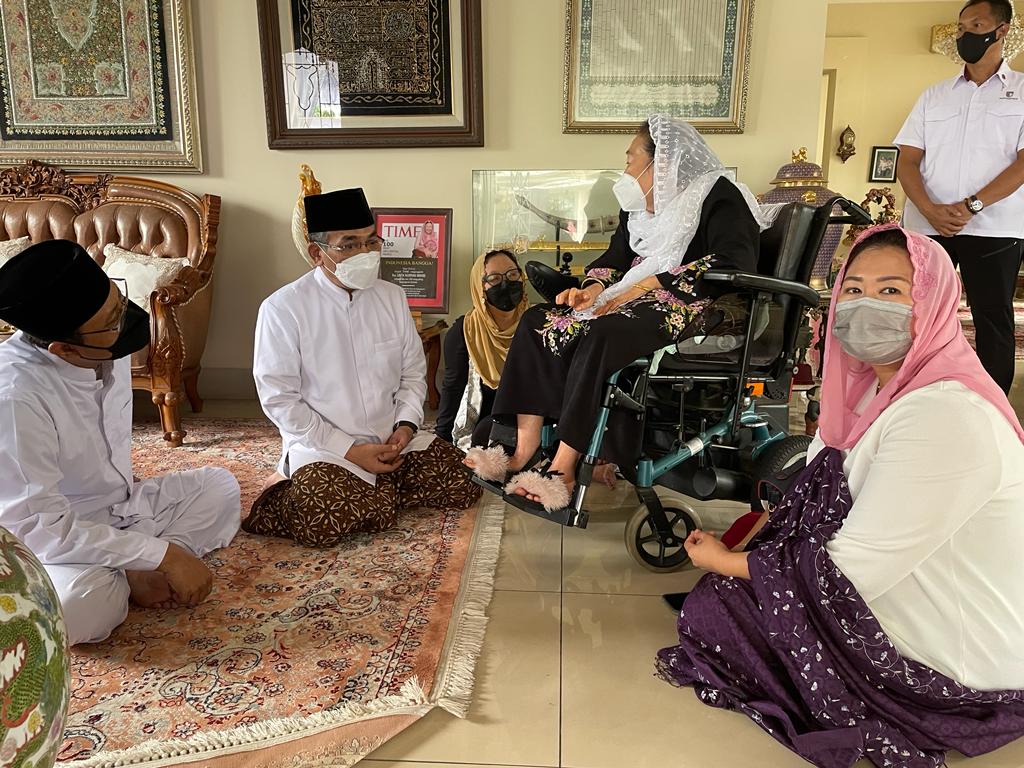 YahyaCStaquf's tweet photo. Alhamdulillah hari ini saya bisa sowan Istri Gus Dur Ibu Sinta Nuriyah di Kediaman beliau di Ciganjur. https://t.co/EzXg4u3rF0