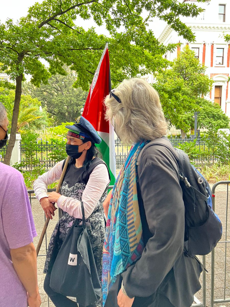 NationalDOI's tweet photo. People have started making their way to St Georges' Cathedral to pay homage to the late Archbishop Emeritus Desmond Tutu. Observing Covid 19 protocols.
#RIPDesmondTutu #DesmondTutu #NationalDayofImportance #NDOIupdates #NDOItrafficupdates 📷@MaryAnneWakefield https://t.co/FxaYbWUz97