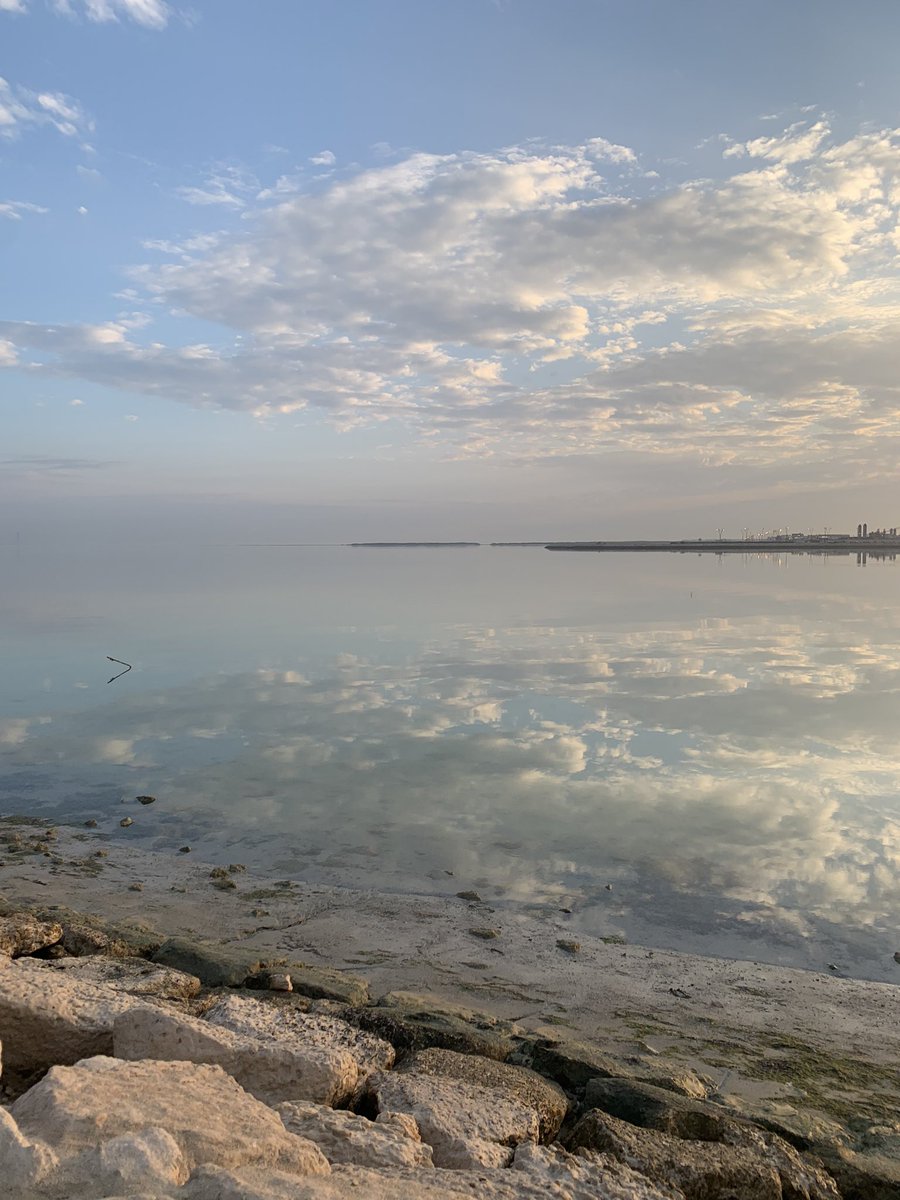 Alialsaif32's tweet photo. اليوم كورنيش الرامس القطيف. البحر مرآة السماء https://t.co/BQBS5fPd1k