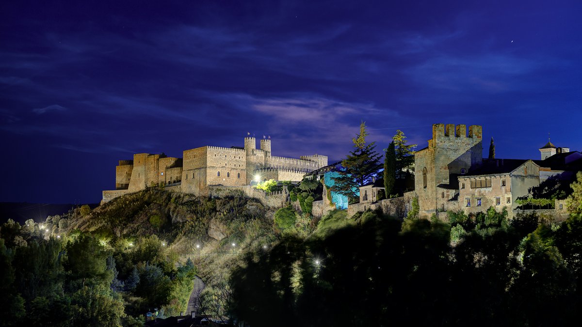 🕍 Dos hitos imponentes llaman la atención del visitante al llegar a #Sigüenza, la Catedral... y El Castillo. 
#Sigüenza #Castillo #Castle #Medieval #Medievalart #Spain #España #castillalamancha #Turismo #Turismorural #Patrimonio #Heritage #History