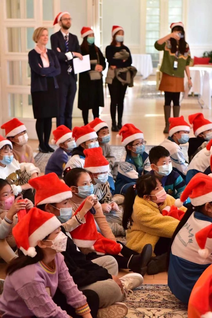 china_mcf's tweet photo. 40 MCF supported students were invited to the Finnish Embassy to enjoy a morning with Father Christmas. They learned about Finland, played games and received gifts. Thank you to the Finnish Embassy and Madam Ambassador Mikkola and her staff! #actofkindness https://t.co/m1xRrF2y5S