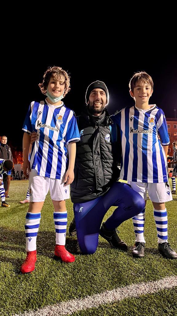 🏆 🔵 CANTERA 🔵 🏆 | Nuestros jugadores Javier y Mario se han proclamado campeones del torneo de Ariznavarra con la <a href="/RealSociedad/">Real Sociedad Fútbol</a>! Enhorabuena campeones! Vamos azules! 💪🔵⚽️ #somosazules
