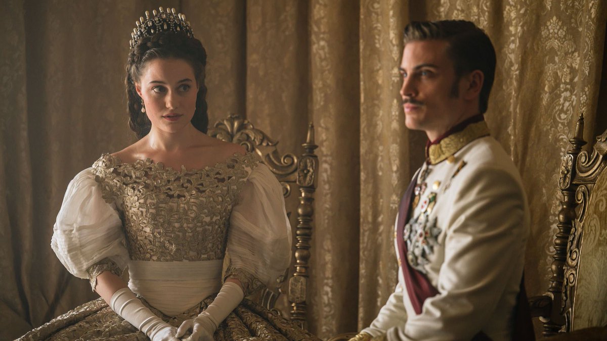 RTL_com's tweet photo. "Sisi" strahlte auch gestern Abend wieder! 😍 Folge 1 im Schnitt mit 2,43 Mio. und 13,0% MA - Folge 4 steigert sich auf 13,4% MA (beide 14-49) und 2,47 Mio. (ab 3 J.). 🥳
Mehr ➡ https://t.co/vyNjHJXRH3
Und wer noch nicht reingeschaut hat ➡ https://t.co/fZ76Ahi0xi @RTLplus https://t.co/benRxNkEX3