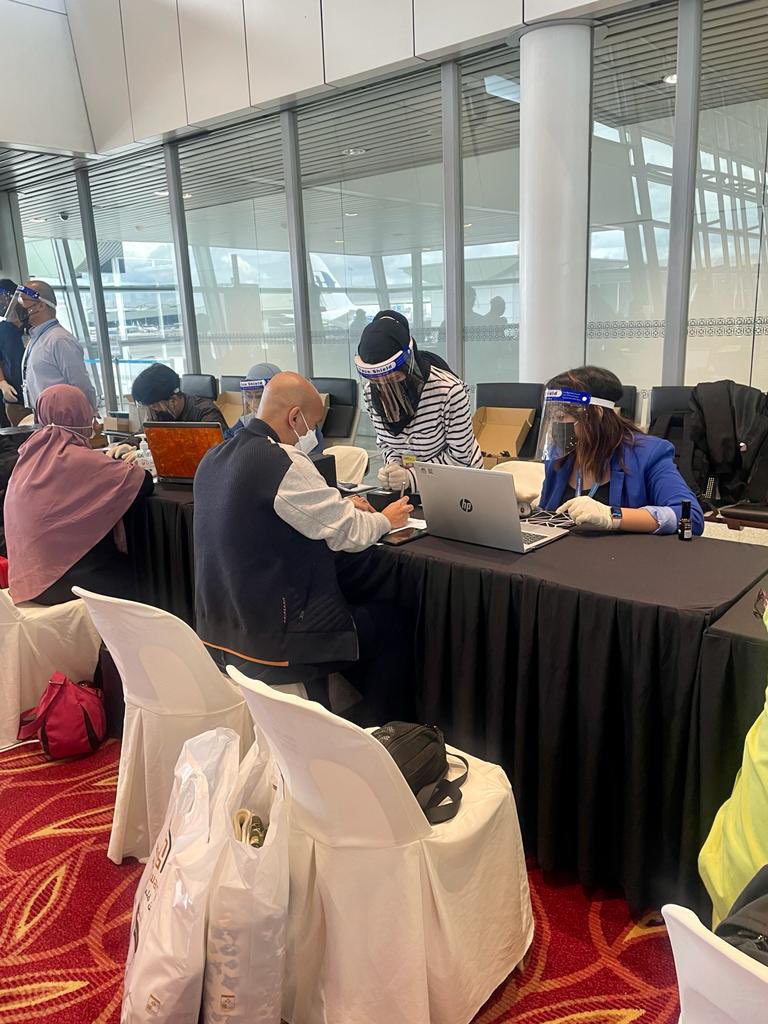 DGHisham's tweet photo. Terkini mereka yg selamat kembali dari umrah, telah dimulakan pemakaian “digital tracker”. 20 kaunter  &amp; 40 staf telah ditempatkan utk pemakaian trackers di “Satelitte” C25. Masa yg diambil untuk saringan kesihatan &amp; pemakaian digital tracker edgenta memakan masa 1jam 20min. https://t.co/fMr9HFaIXP