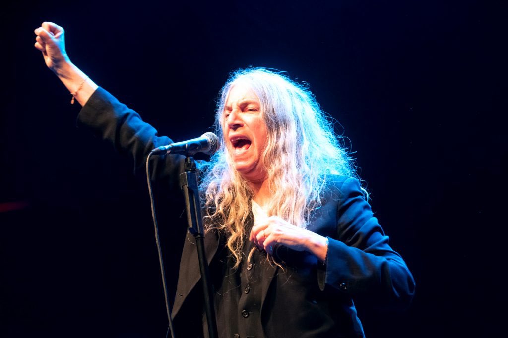 Buenos días. Celebramos hoy el aniversario del nacimiento de «Patti» Smith (1946), cantante y escritora. Trajo un punto de vista feminista e intelectual a la música punk y se convirtió en una de las artistas más influyentes del rock.
#GPS11EdiciónExtraordinaria
#GirandoPorSalas