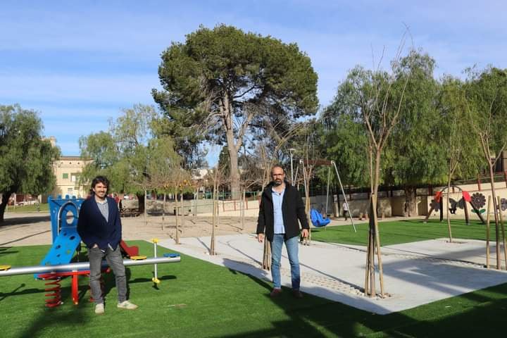 AjFelanitx's tweet photo. 🚧Renovades les instal·lacions del parc municipal Sa Torre #Felanitx
1️⃣substituït material d'en terra per gespa
2️⃣jocs nous
3️⃣canvi elements deteriorats
4️⃣revisió actuals i manteniment
Continuarem al polígon #SonColom i @poliGuillemTimo
#milloramespais #jocsinfantils https://t.co/1Mq9QGK3yJ