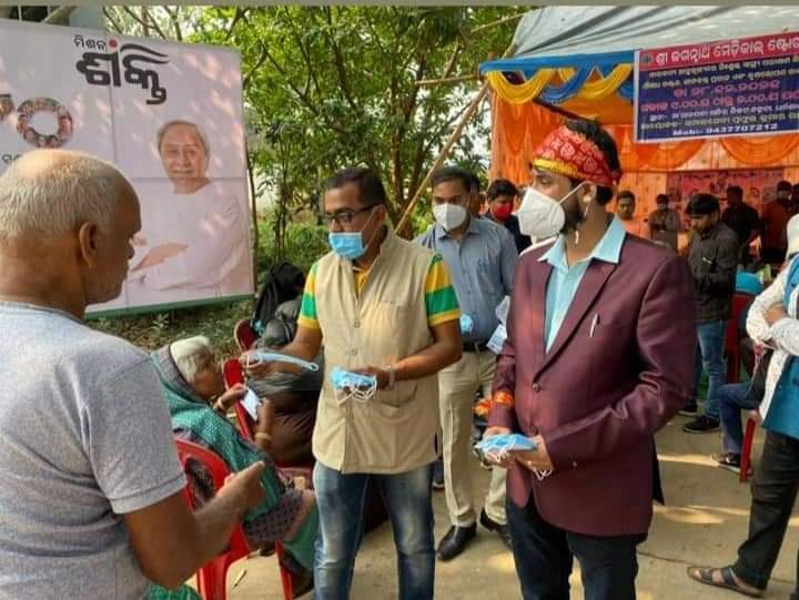 SarojBehera333's tweet photo. Good gesture of Dr. Niihar Kar, Medical officer of Kabatabandha PHC  in District Jajpur. Not celebrating his birthday in hotel n family He Celebrated on Street with a Street Medical Mode to help the old age. @CMO_Odisha @nabadasjsg @MoSarkar5T @dm_jajpur @PradeepJenaIAS https://t.co/7K8cLAm13y
