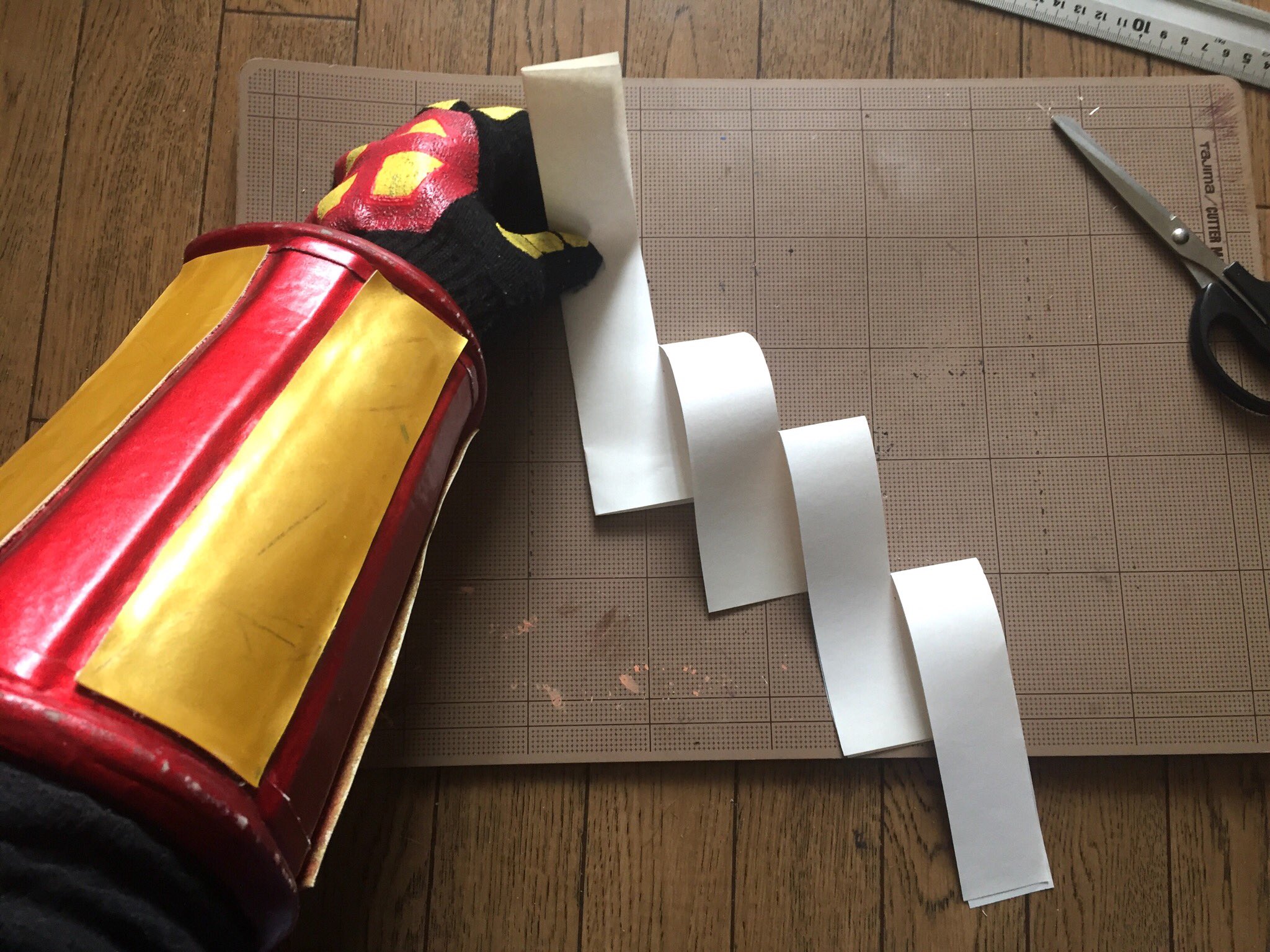 超神ネイガー 紙垂は注連縄や玉串 御幣などに付けて垂らす特殊な断ち方で折った紙 竿燈の先端にも付いているカミサマの依代だ 人形流しの紙人形や式神の式札もこの類い おらが 超人 ではなく 超神 なのはこのような地元に息づく神々の依代として