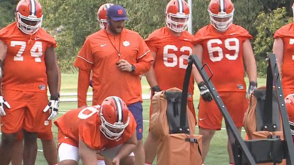 Dabo makes it official - Robbie Caldwell is retiring &amp; the Tigers' new OL coach is Thomas Austin. The Camden native had a brief NFL career before becoming a grad assistant at Clemson. He was GA State's OL coach (2019-2020) before returning to CU as an offensive analyst
#Clemson