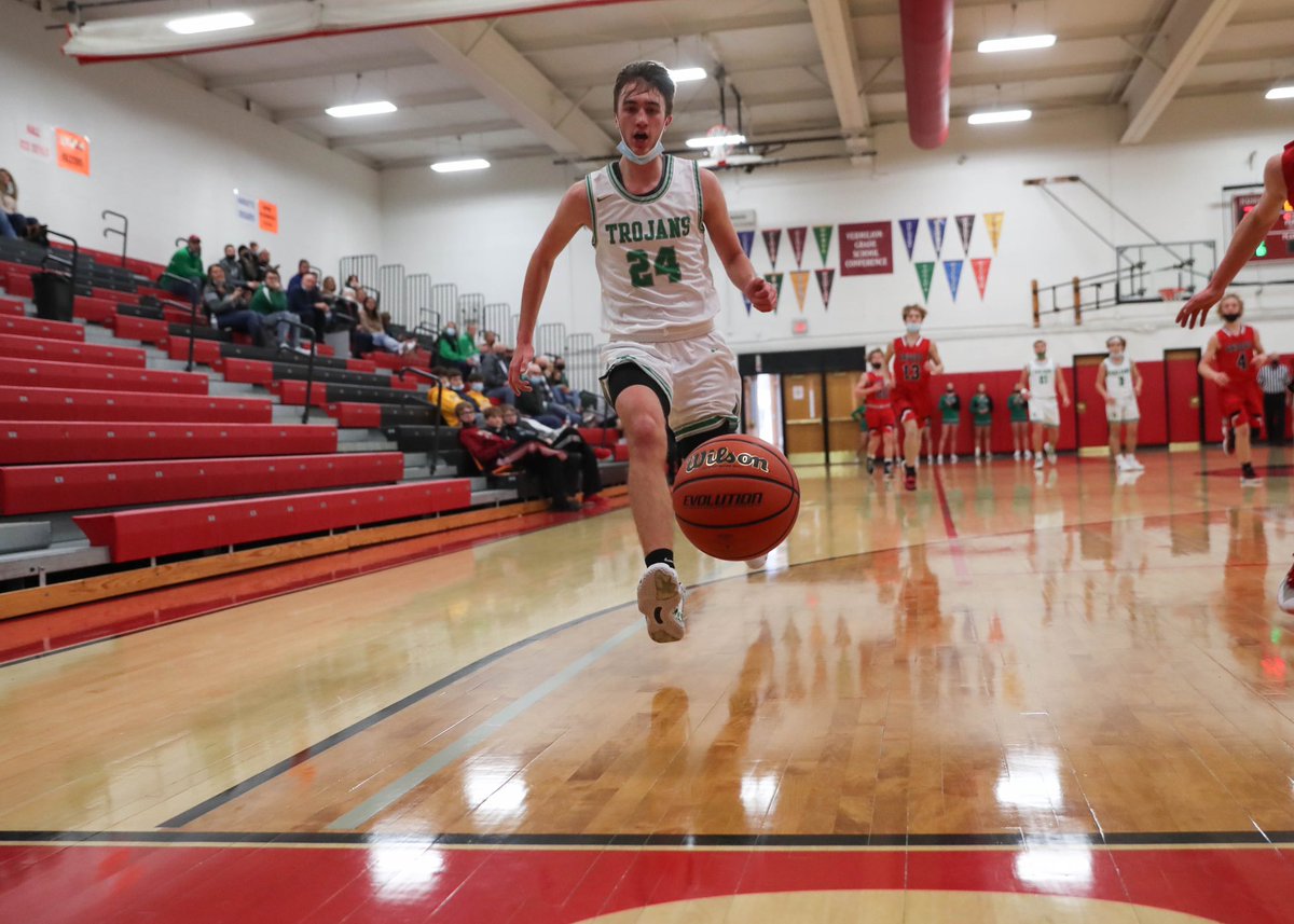 j7images's tweet photo. Some of my favorite images from today’s @DwightHoops game @MarseillesTourn #basketball #fromthebaseline #bestseatinthehouse #IHSA https://t.co/2Cjoqb5rp1