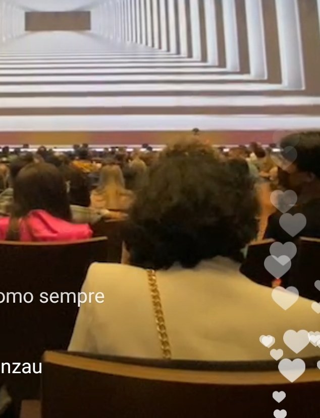 perryside's tweet image. a gaga continua possuída pelo espírito de patrizia e foi pra play ver a katy