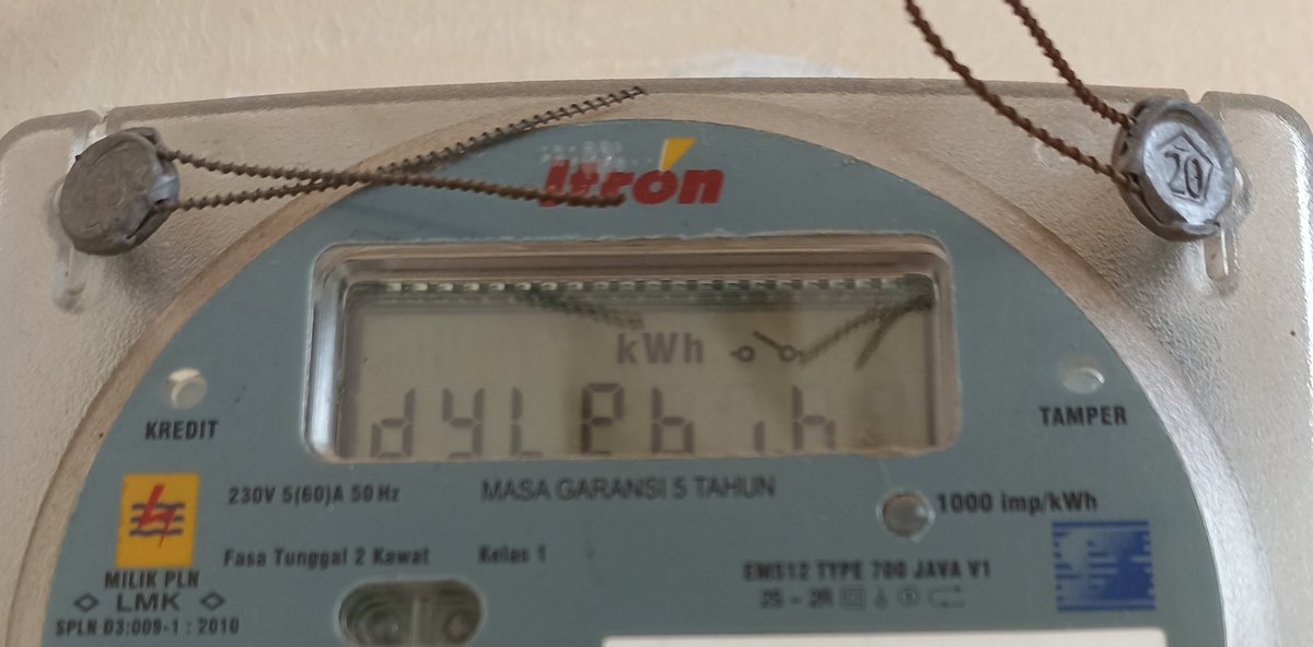 Goesphin's tweet photo. @pln_123 Kak. Mau tanya, kalau di meteran muncul seperti ini artinya apa ya? Lambang seperti kabel putus di sebelah "kWh". Dan tulisan di bawahnya bukan angka. Thanks. https://t.co/UzLRwEH7JE