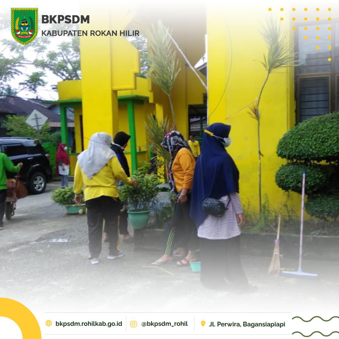 bkpsdmrohil's tweet photo. Kamis 30 Desember 2021, Badan Kepegawaian dan Pengembangan SDM Kabupaten Rokan Hilir melakukan Kamis Bersih. Adapun tujuan kegiatan itu adalah dalam rangka membangkitkan semangat gotong royong dan menumbuhkan rasa kepedulian terhadap lingkungannya. https://t.co/CXReFC20G5