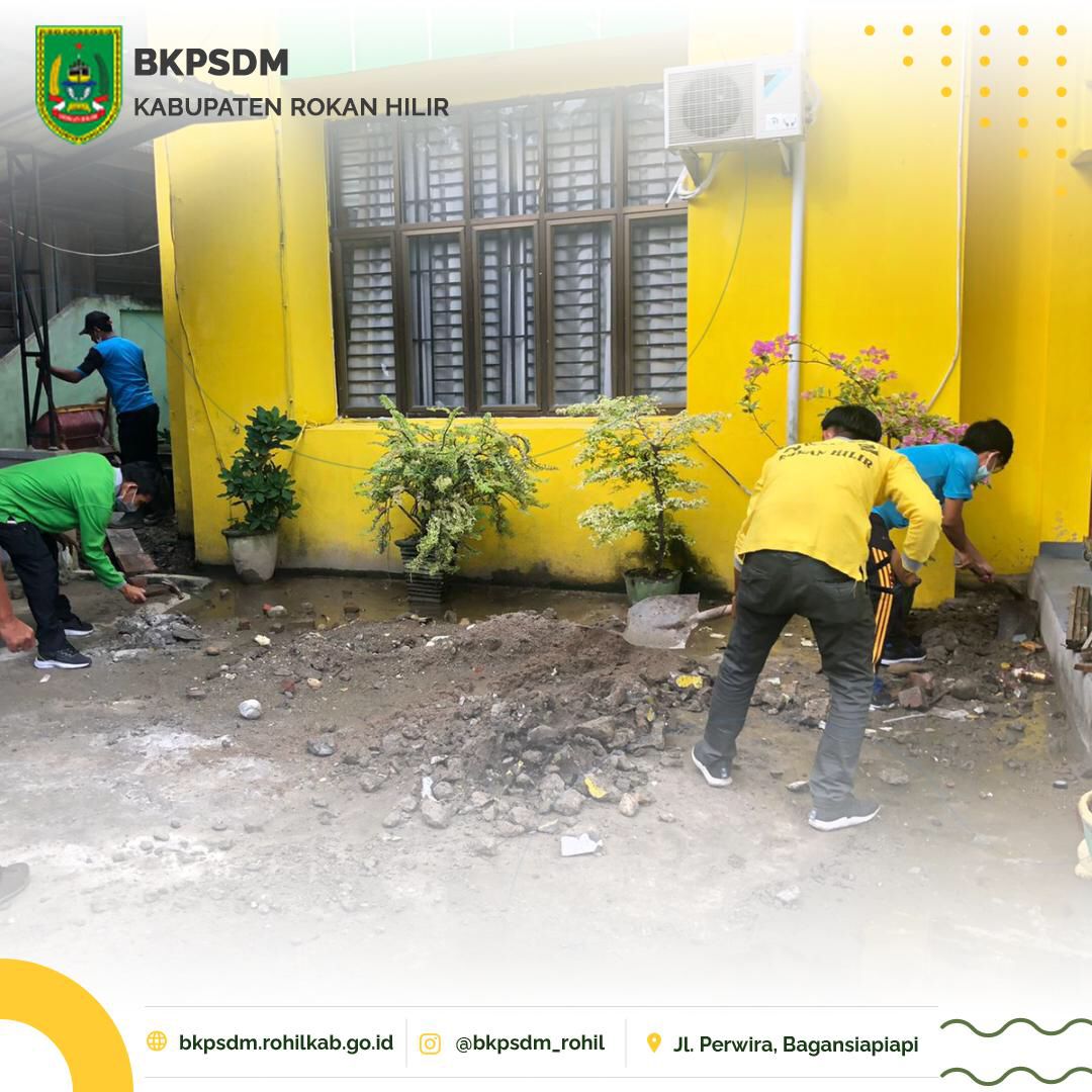 bkpsdmrohil's tweet photo. Kamis 30 Desember 2021, Badan Kepegawaian dan Pengembangan SDM Kabupaten Rokan Hilir melakukan Kamis Bersih. Adapun tujuan kegiatan itu adalah dalam rangka membangkitkan semangat gotong royong dan menumbuhkan rasa kepedulian terhadap lingkungannya. https://t.co/CXReFC20G5