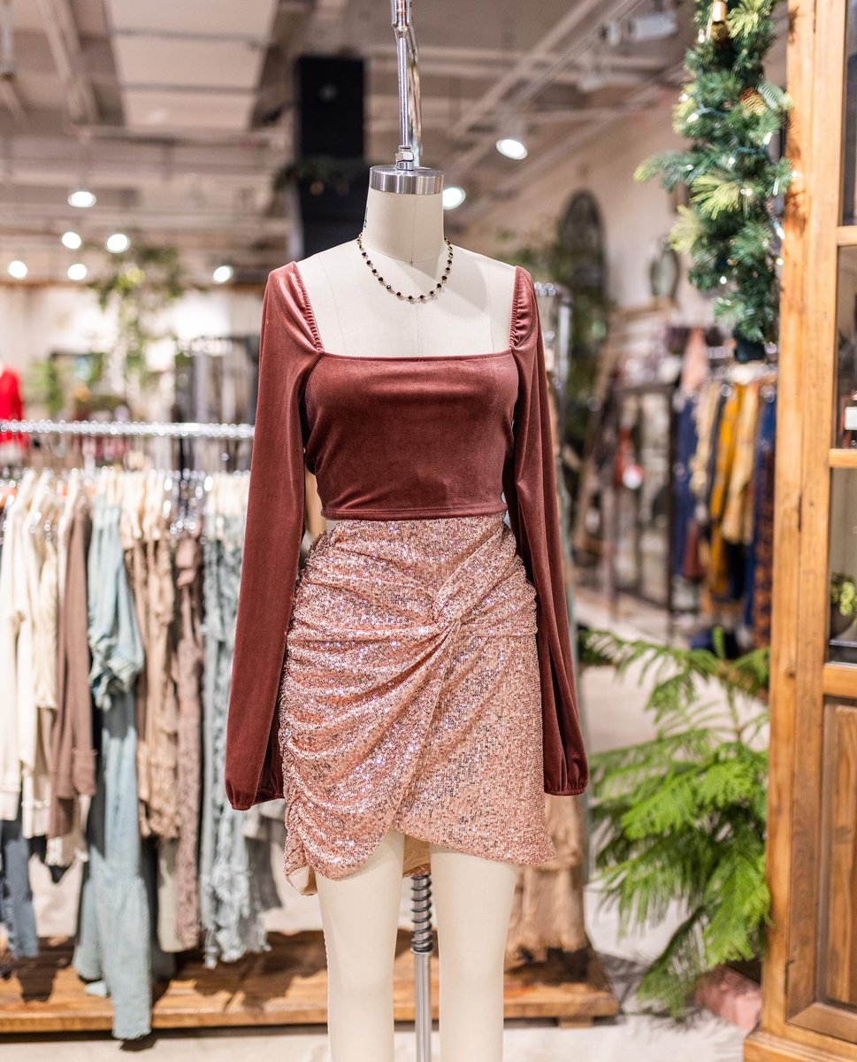 KahalaMallCtr's tweet photo. Finish the year off with a ✨
👗@33butterfliesHI 
👠Calista 
👛@inmyclosetHI 
#kahalamall https://t.co/oR9JnS8VzI
