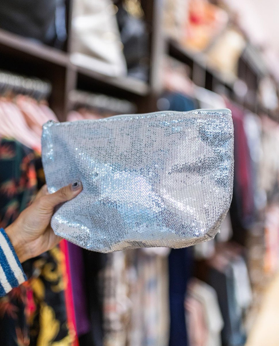 KahalaMallCtr's tweet photo. Finish the year off with a ✨
👗@33butterfliesHI 
👠Calista 
👛@inmyclosetHI 
#kahalamall https://t.co/oR9JnS8VzI