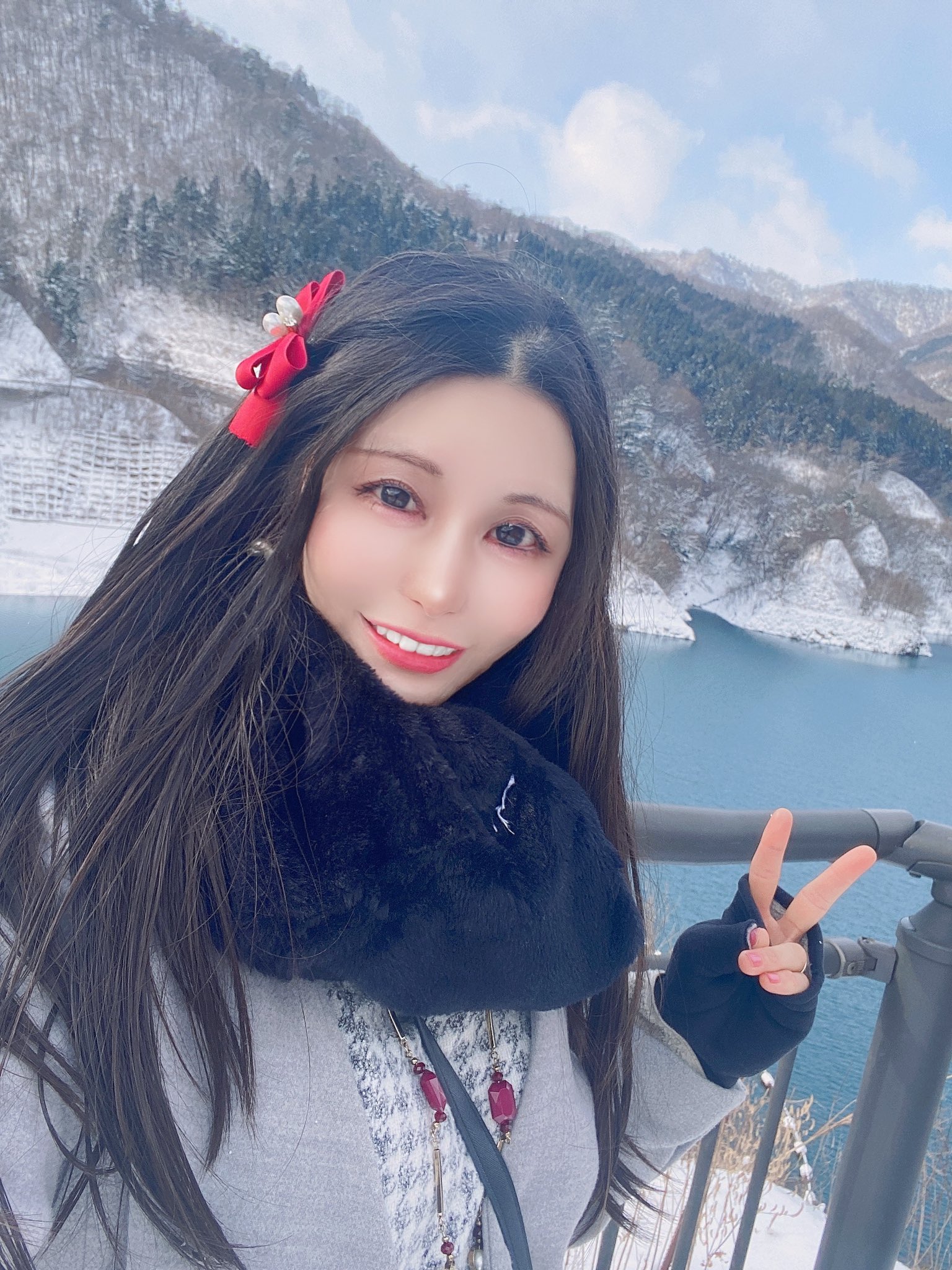 蓮見友香 四万湖 エメラルドグリーンの湖がめっちゃ美しかったなあ 青い空と雪がかかった山山 エメラルドグリーンの湖の3つの自然が織りなす美しい光景は絶景でした 蓮見友香 四万湖 四万湖ブルー 絶景スポット 群馬県 群馬県