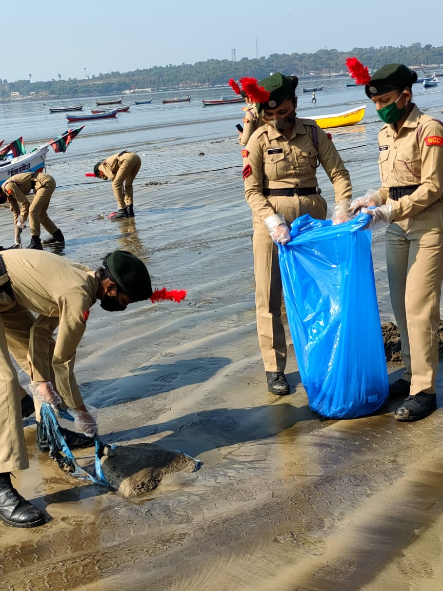 CaptNazia's tweet photo. Shri M.D. Shah mahila College of arts and commerce Cdts actively participated in #PuneetSagarAbhiyan  
And performed street play on beach cleaning 
@CMOMaharashtra @AUThackeray 
@TOITopStories @ncc_ex https://t.co/XNYalauz71