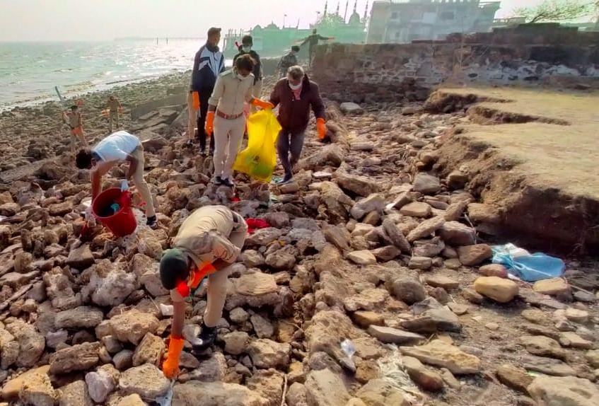 NCC_Dte_Gujarat's tweet photo. #PuneetSagar
Cadets of 6 Guj Bn NCC, Guj Dte cleaned Ghoga Beach, Bhavnagar.
15 kg plastic &amp; 40 kg other waste was collected.
Police reps on beach &amp; staff of Light House joined in this drive.
@HQ_DG_NCC
@jitu_vaghani
@GovernorofGuj
@DefencePRO_Guj
@Bhupendrapbjp
@drajaykumar_ias https://t.co/KUMQ82Nbbm