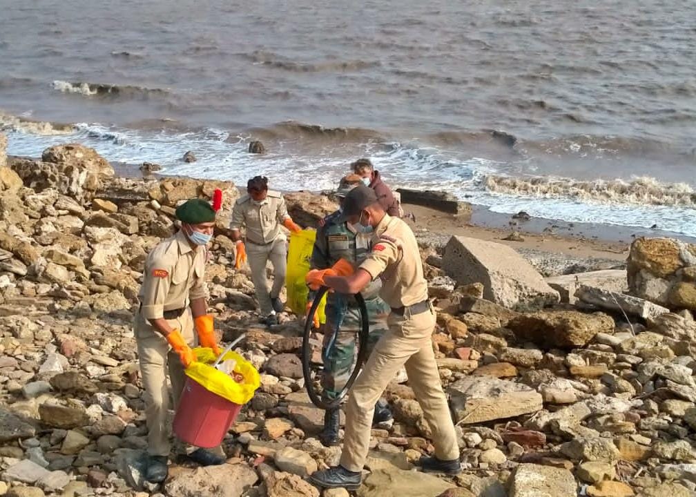 NCC_Dte_Gujarat's tweet photo. #PuneetSagar
Cadets of 6 Guj Bn NCC, Guj Dte cleaned Ghoga Beach, Bhavnagar.
15 kg plastic &amp; 40 kg other waste was collected.
Police reps on beach &amp; staff of Light House joined in this drive.
@HQ_DG_NCC
@jitu_vaghani
@GovernorofGuj
@DefencePRO_Guj
@Bhupendrapbjp
@drajaykumar_ias https://t.co/KUMQ82Nbbm