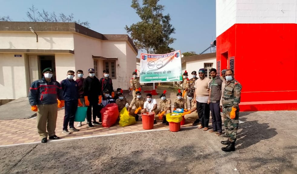 NCC_Dte_Gujarat's tweet photo. #PuneetSagar
Cadets of 6 Guj Bn NCC, Guj Dte cleaned Ghoga Beach, Bhavnagar.
15 kg plastic &amp; 40 kg other waste was collected.
Police reps on beach &amp; staff of Light House joined in this drive.
@HQ_DG_NCC
@jitu_vaghani
@GovernorofGuj
@DefencePRO_Guj
@Bhupendrapbjp
@drajaykumar_ias https://t.co/KUMQ82Nbbm