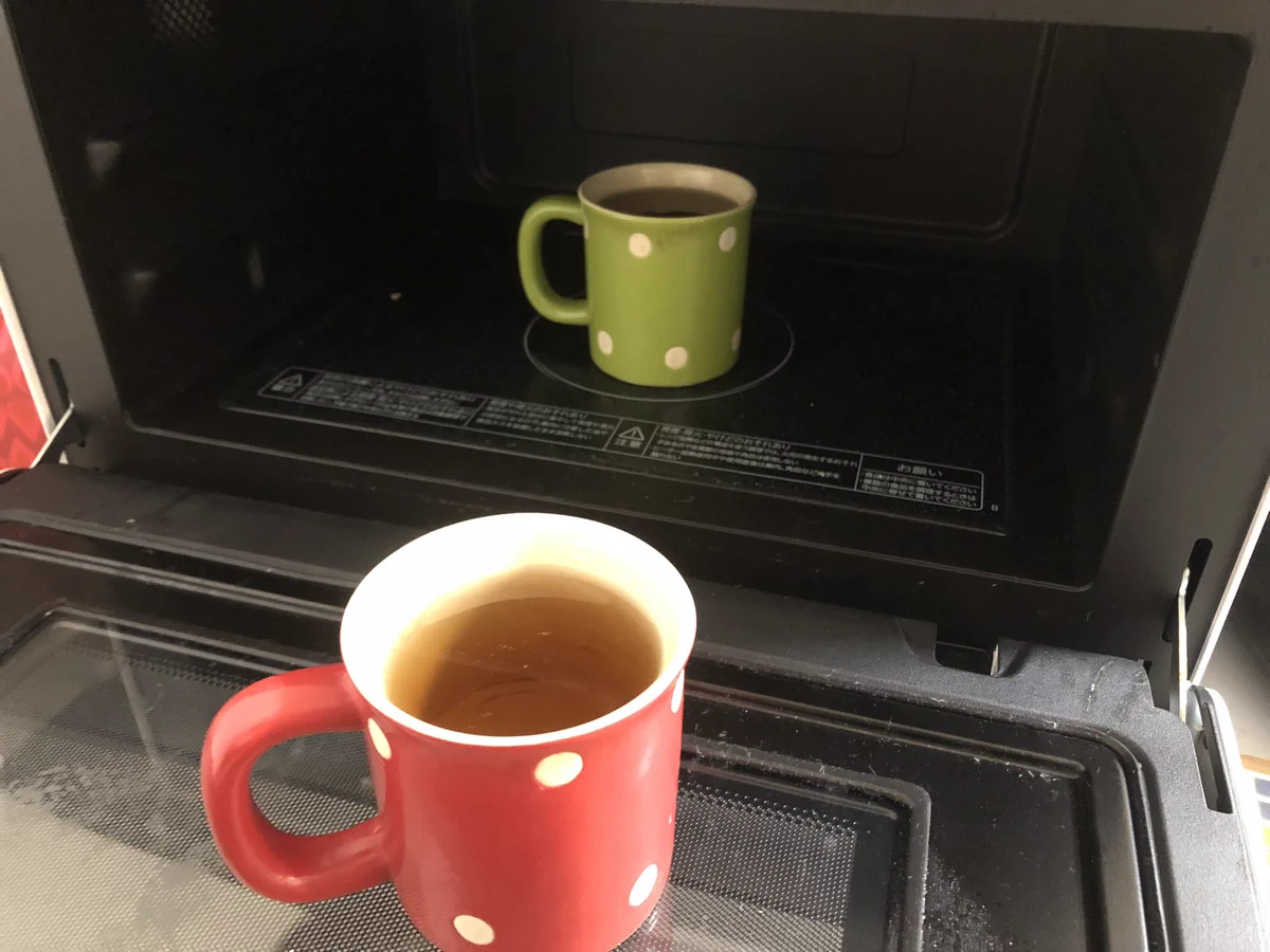 お茶を温めようと電子レンジを開けたら？数時間前の自分に出会うwww