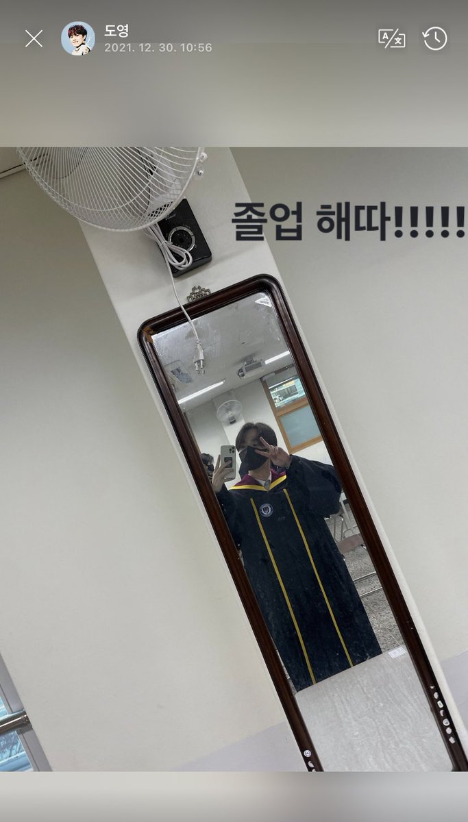 weversetrsr's tweet photo. [treasure weverse] 20211230
#DOYOUNG moment 💬

🐰: i graduated!!!!

#요시 #트레저 #TREASURE @treasuremembers https://t.co/NGoM3nPFnx