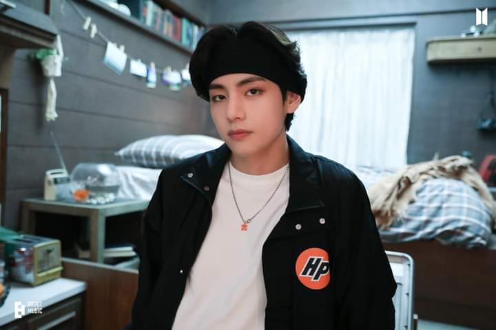 HninHayMan10's tweet photo. #HappybirthdayTaeHyungOppa
#WinterMiracleV
#SoulSingerV
#SnowPrinceTaehyung
#SweetTaeTaeDay
#OurWarmGiftTaehyung
#MillionReasonsToLoveTae
#VOurGuidingLight
#UniVersalIconTaehyung
#StageCommanderV
#TodayWeSingWithV
#OurSummerInWinterV
#MainCharacterVDay https://t.co/us7lUQhFfJ