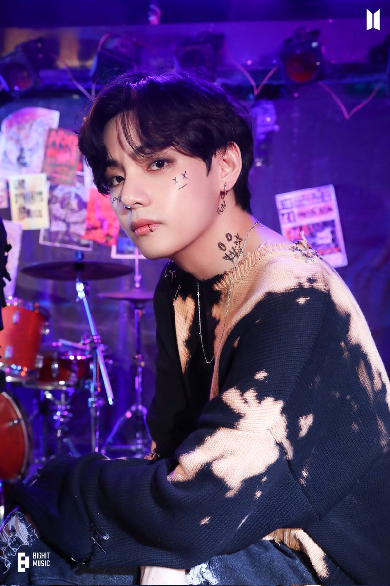 HninHayMan10's tweet photo. #HappybirthdayTaeHyungOppa
#WinterMiracleV
#SoulSingerV
#SnowPrinceTaehyung
#SweetTaeTaeDay
#OurWarmGiftTaehyung
#MillionReasonsToLoveTae
#VOurGuidingLight
#UniVersalIconTaehyung
#StageCommanderV
#TodayWeSingWithV
#OurSummerInWinterV
#MainCharacterVDay https://t.co/us7lUQhFfJ