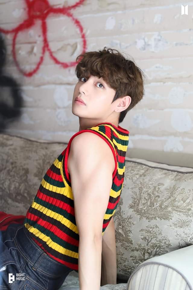 HninHayMan10's tweet photo. #HappybirthdayTaeHyungOppa
#WinterMiracleV
#SoulSingerV
#SnowPrinceTaehyung
#SweetTaeTaeDay
#OurWarmGiftTaehyung
#MillionReasonsToLoveTae
#VOurGuidingLight
#UniVersalIconTaehyung
#StageCommanderV
#TodayWeSingWithV
#OurSummerInWinterV
#MainCharacterVDay https://t.co/us7lUQhFfJ