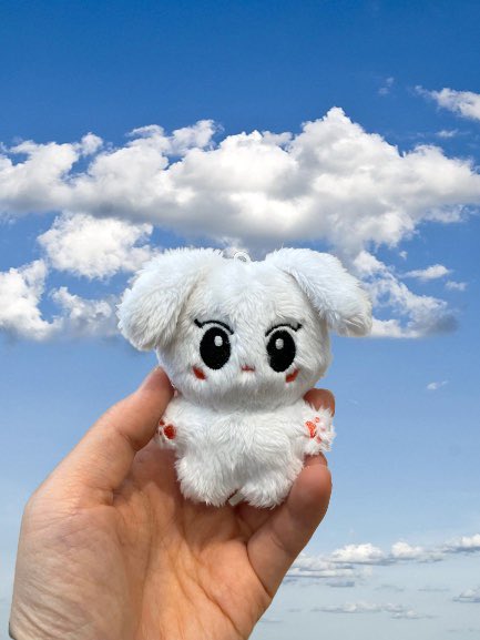 안녕하세요! 다짐이 샘플이 도착했습니다❣️ 귀가 도안이랑 조금 달라서 그 부분은 수정요청할 생각입니다. 
그 외 수정이 필요한 것 같은 부분은 아래 폼에 작성해주시면 업체에 의견 전달하겠습니다! 
또한 다짐이 스타일템에 대한 의견도 받고 있으니 많은 관심 부탁드려요🤍