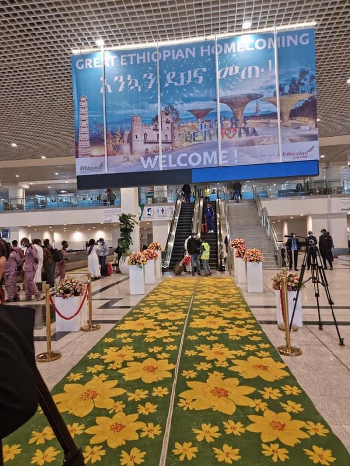 BekeleWoyecha's tweet photo. #EthiopiaWelcomes its children and friends with #AdeyCarpet and warm welcome as they gather in the #LandOfOrigins for the #GreatEthiopianHomeComing
Following the call by PM @AbiyAhmedAli many have arrived in Ethiopia from across the globe whilst many others are on their way. https://t.co/FdWgEIEuXx