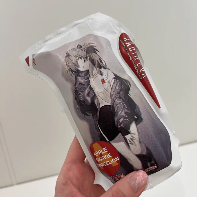 歩いてたらローソンのお兄さんが声出ししてて、私が通る良いタイミングで「数量限定でエヴァンゲリオンのグッズあります!」なんて言うから買っちゃったよ、アスカちゃんのリンゴジュース🍎 