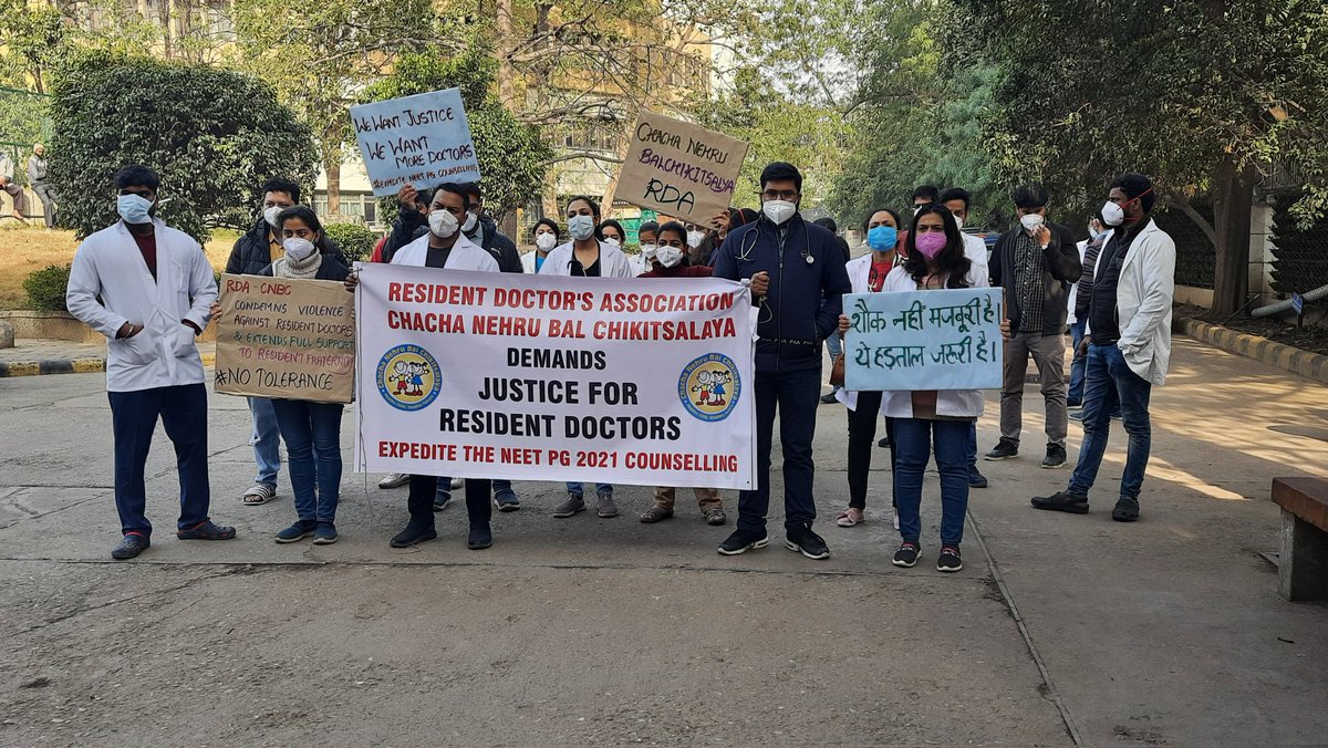 Rutuja0709's tweet photo. Continuing our strike, supporting FORDA. 
#Stopviolenceagainstdoctors
#ExpediteNEETPGCounselling2021 
@FordaIndia @RdaCnbc @pri_kandpal @fayedsouza @Somrita_Ghosh https://t.co/OWqcQdUL8G