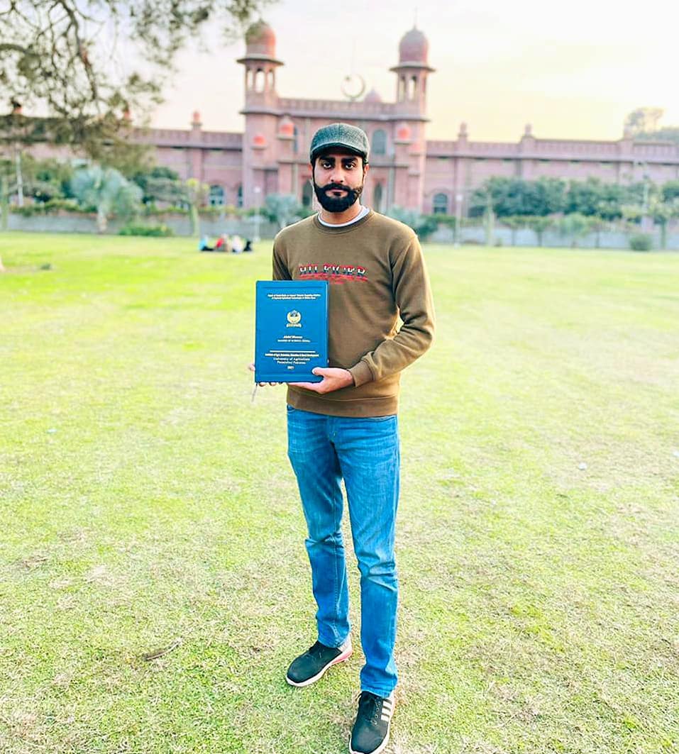 JuttMusawar19's tweet photo. Finally #Post_Graduation has completed. Thanks to Allah Almighty for everything and thanks to all those people who supported me throughout the degree. Specially my beloved Parents ,Brothers and Friends Stay blessed everyone.♥️♥️ https://t.co/lBRpv2RV2O