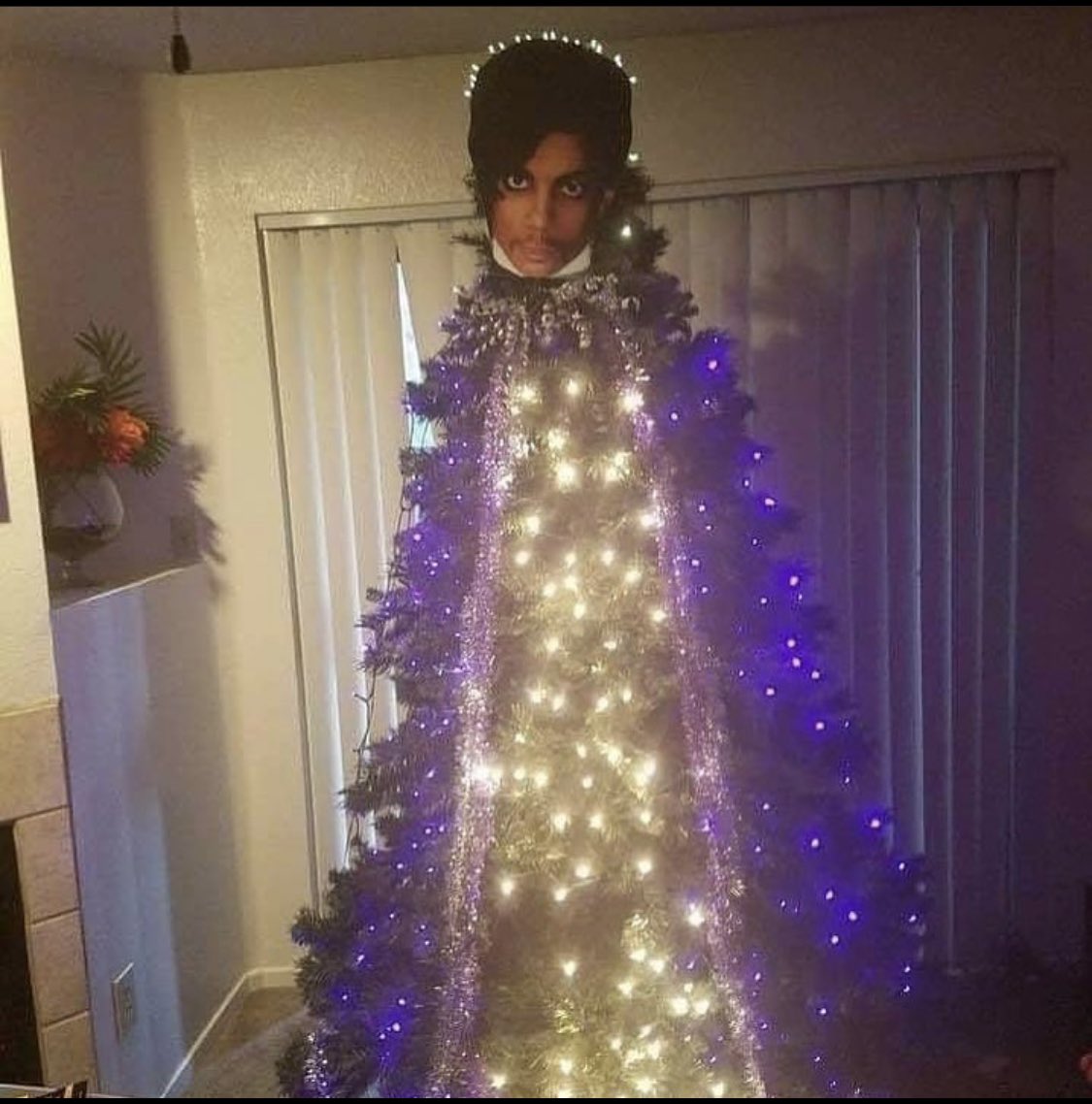 iamenosense's tweet photo. Dopest Xmas tree ever 🔥 #enosense #prince #dope #fly #omg #YESSIR https://t.co/0H6lxdPX8N