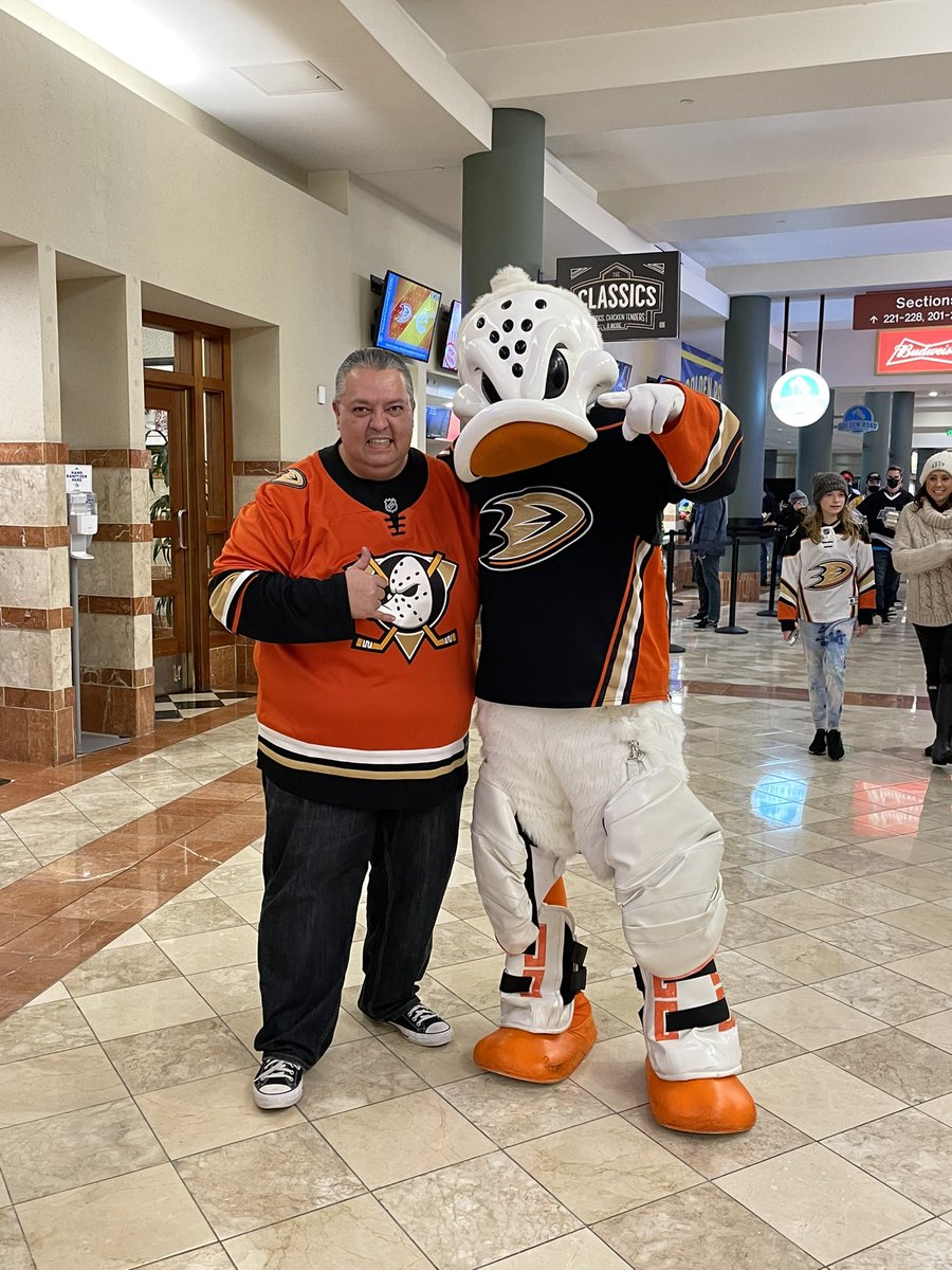 gonled's tweet photo. Merry Christmas my love!!! Hope you enjoy the game. We love you tons🧡🧡🧡🧡 #gonled #anaheimducks #wildwing https://t.co/yuIcEfo6N6