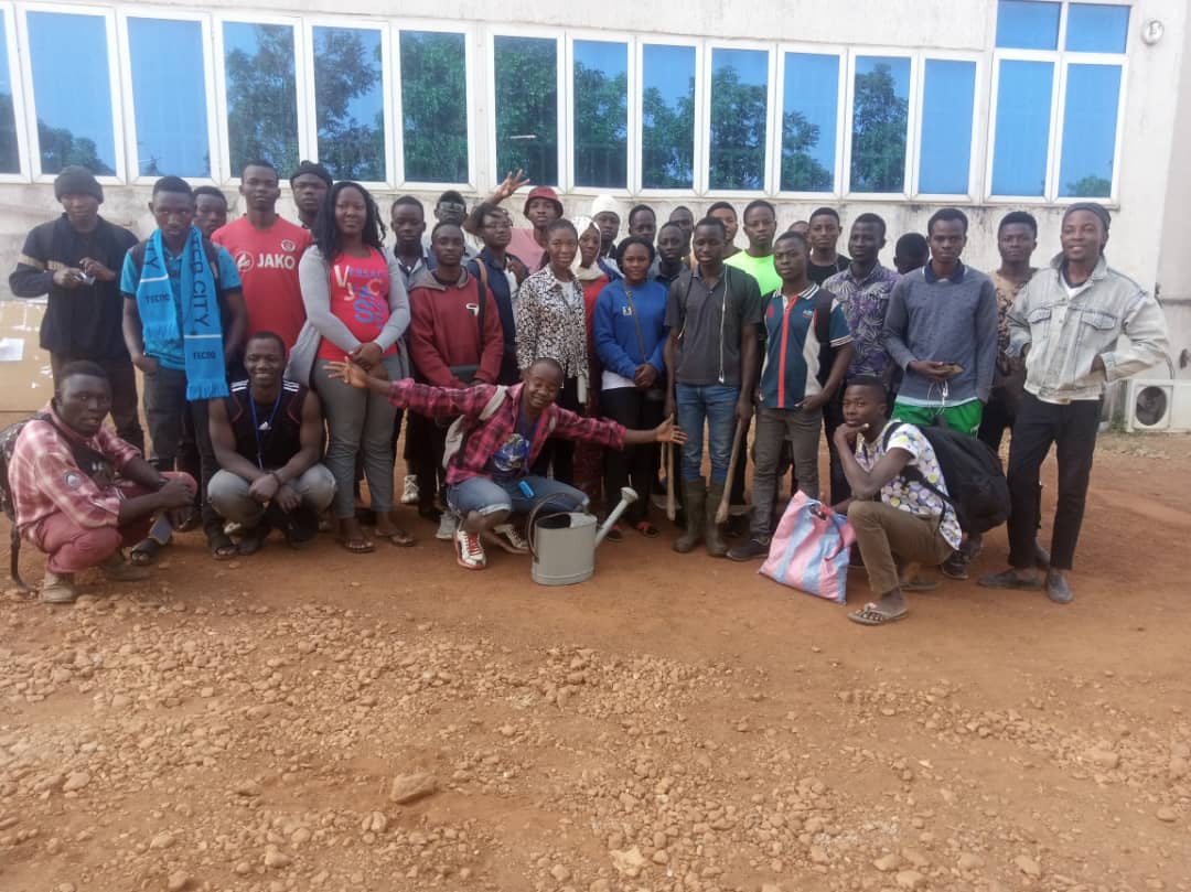 SoundiBob's tweet photo. Après avoir reboisé, il faut entretenir ! Les étudiants de l' Université de Kara ( Nord Togo) l'ont compris et entreprennent depuis deux semaines déjà, avec le soutien du Professeur @KomlaSanda, d'entretenir les plants reboisés dans la Préfecture de la Kozah. https://t.co/woLE00NZu1