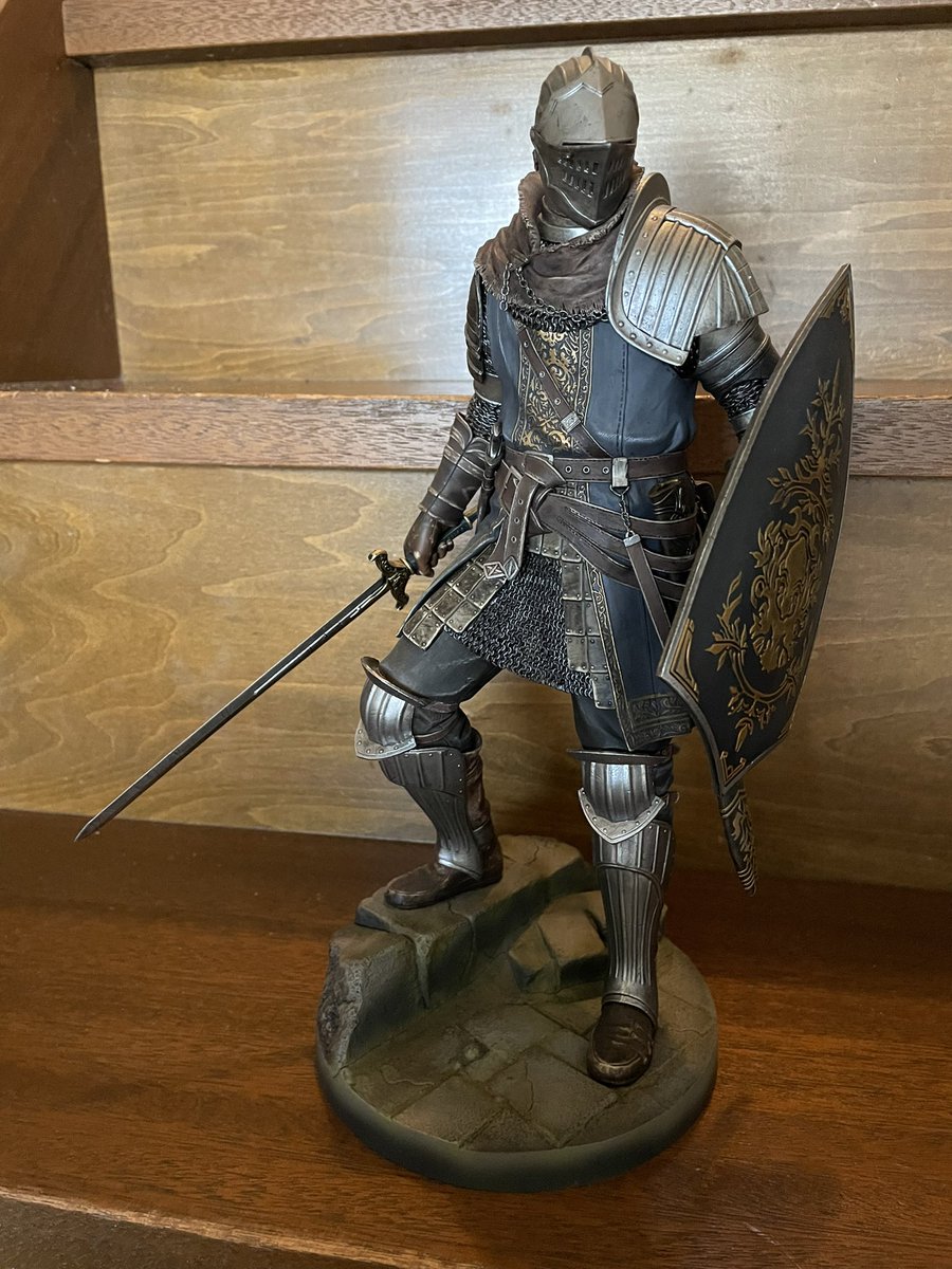 アストラの上級騎士オスカーのフィギュアです！結構大きく各所の鎖は本物を使用してます。2018年当時ダクソにハマりまくってた時に悩んだ末、中古でも4万して購入したのですが今見たら17万になってました😅買っておいて良かった❗️素晴らしい出来でうっとりします☺️