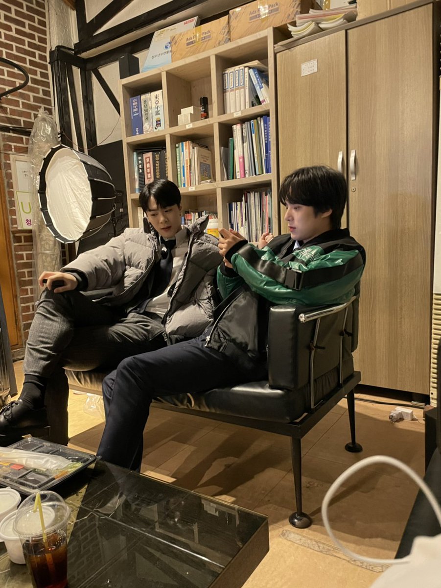 sambakjaa's tweet photo. they really sat in circle and couldn't resist to take a picture of one another, cuties ㅋㅋㅋ https://t.co/csnvjway8m