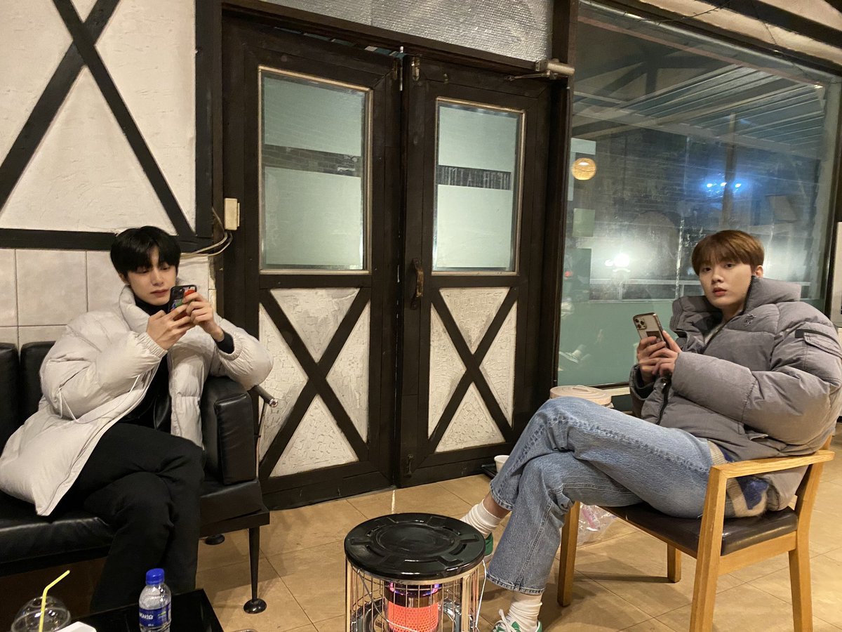 sambakjaa's tweet photo. they really sat in circle and couldn't resist to take a picture of one another, cuties ㅋㅋㅋ https://t.co/csnvjway8m