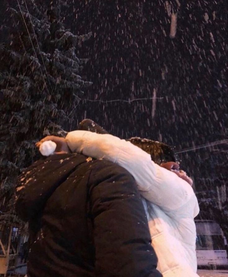 ZxndayaB's tweet image. Diciembre 2021

—Desde Navidad Day y @EllixtDunseph habían estado pasando cada momento juntos tanto en casa como paseando por la villa, haciendo actividades de la temporada. También sus hijos tenían mucho tiempo para pasarlo en familia así que el ambiente en casa era lindísimo.—