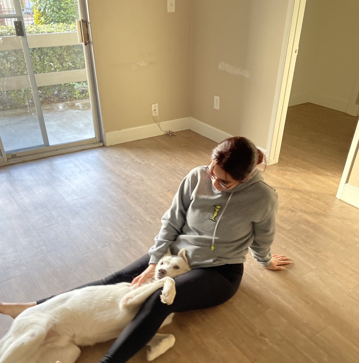 tiffaaanyh2001's tweet photo. Last year when I moved into my studio I was paying 1375, they raised my rent to 1650 in one fucking year. The location is shitty and there’s no parking. Either apartments have a waitlist or they’re charging up the ass right now. Honestly this is my last year in cali fuck dis https://t.co/ayfxbFLyK1