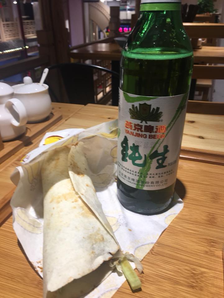 sekaidesenbero's tweet photo. 【世界でせんべろvol.89 北京ビール】前門近くの繁華街にて。ファストフード的な北京ダック、ちまき焼売、小籠包のデカイやつと共に北京ビール🍺80元で1300円くらいかな？ 北京のビール、その名も純生、初めて飲んだ！！適度な苦味で美味しい…けど、デカイ!! #世界でせんべろ #せんべろ #北京ビール https://t.co/tm3rCHpJxe