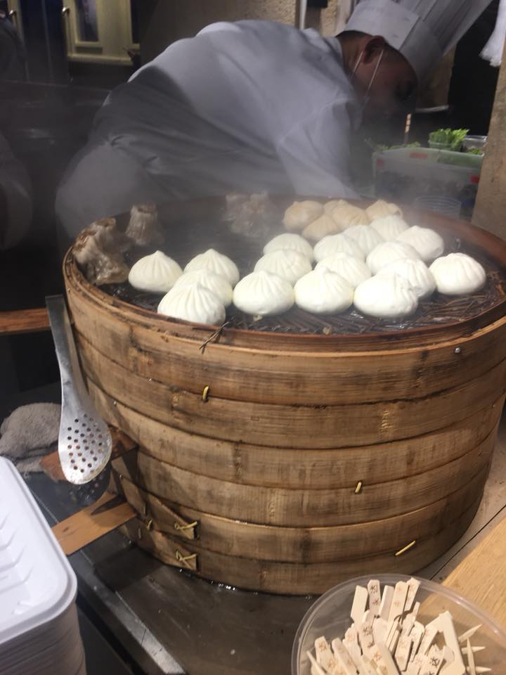 sekaidesenbero's tweet photo. 【世界でせんべろvol.89 北京ビール】前門近くの繁華街にて。ファストフード的な北京ダック、ちまき焼売、小籠包のデカイやつと共に北京ビール🍺80元で1300円くらいかな？ 北京のビール、その名も純生、初めて飲んだ！！適度な苦味で美味しい…けど、デカイ!! #世界でせんべろ #せんべろ #北京ビール https://t.co/tm3rCHpJxe
