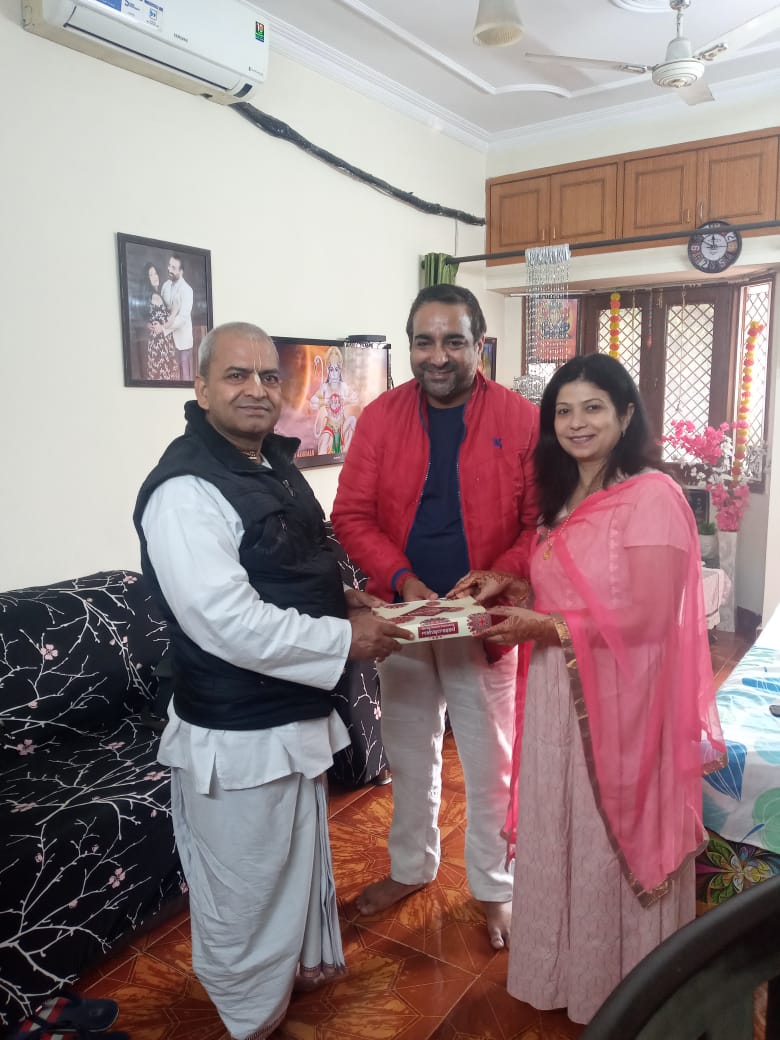 ISKCON_Dwarka's tweet photo. A special effort to make the contributors happy by distributing Cake on the Occasion of their Birthdays / Anniversaries at their respective homes
#CakeDistribution #ISKCONDwarka #Iskcon #ContributorsOfIskcon #Contributors #Birthday #Anniversary #Celebration #HareKrishna https://t.co/HDmFLDBxwd