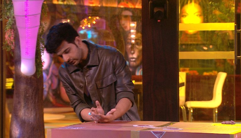 BiggBoss_Tak's tweet photo. When Bichukale was in the box, most HMs try various tricks like Nishant scares him with egg mixture, Pratik from stick, Devo with spray, mirchi smoke, water. All goes in vain but Abhijit distracted by a line frm #KaranKundrra, To tear off Bichukale &amp; Sons box.
Khelo Dimaag Se! https://t.co/JSCYz3gB0F